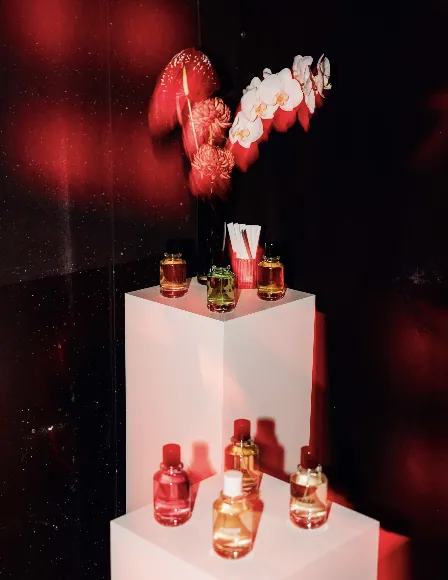 Fragrance bottles displayed with red flowers at Bahnhof Pauli