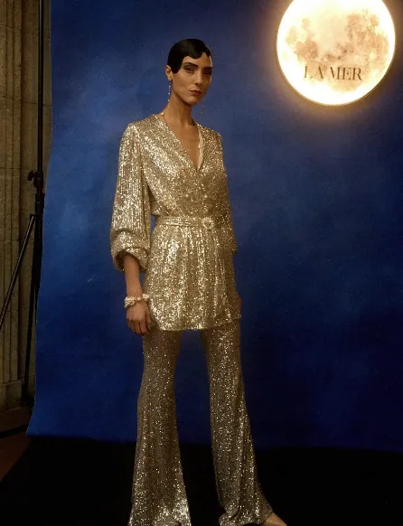 Guest in a silver look before the LA MER moon installation