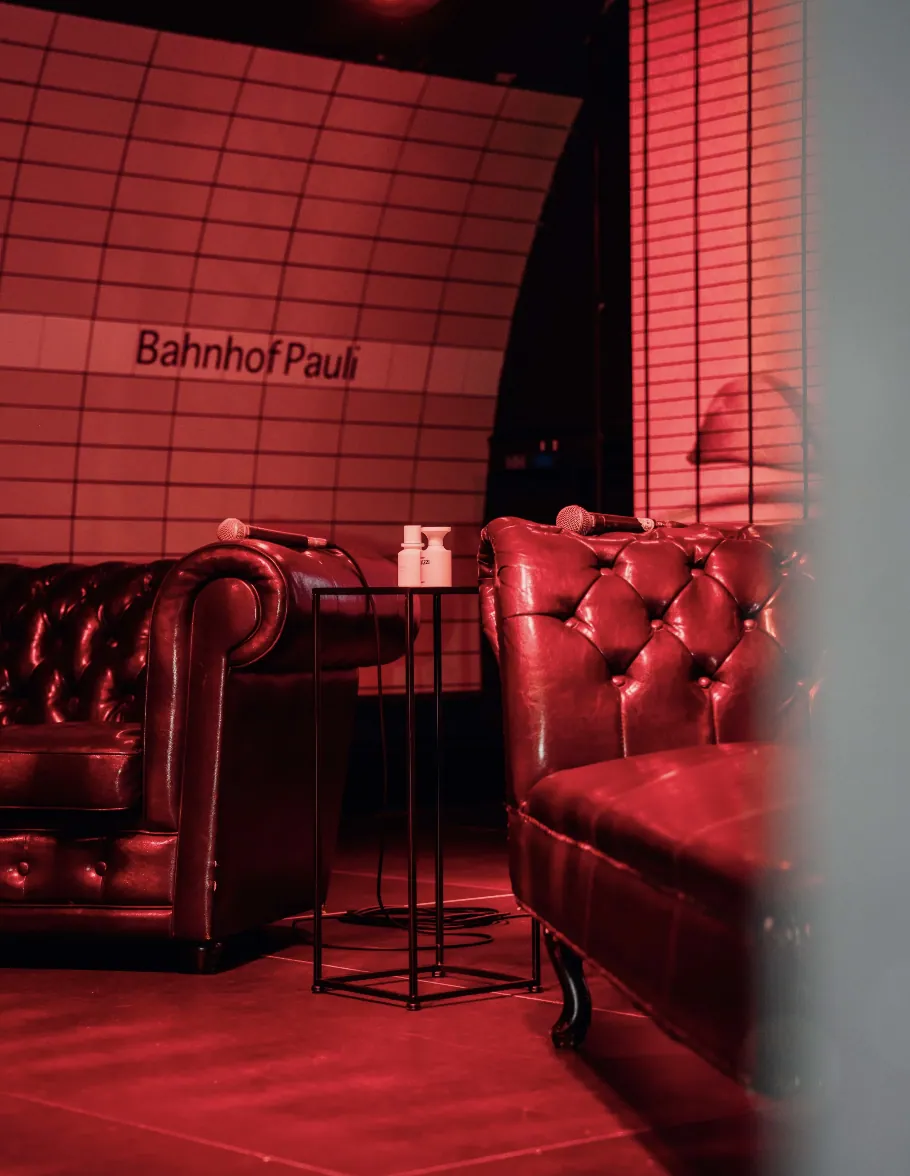 Red leather stage set with FUGAZZI products at Bahnhof Pauli