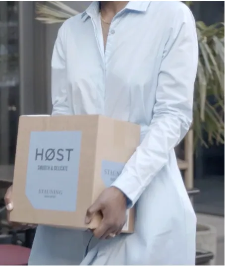 Guest carrying the STAUNING høst goodie box
